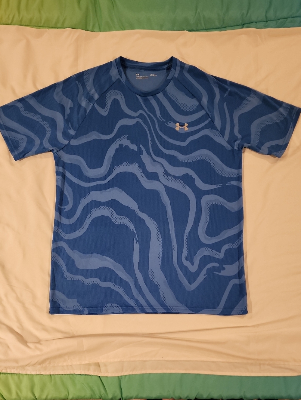 Under Armour Blue Wave-Print Performance Tee. Size Large